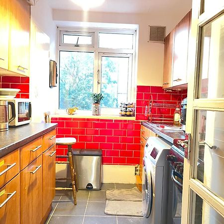 Room With King Size Bed And Shared Kitchen Raynes Park Extérieur photo
