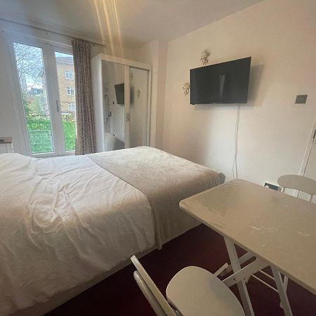 Room With King Size Bed And Shared Kitchen Raynes Park Extérieur photo