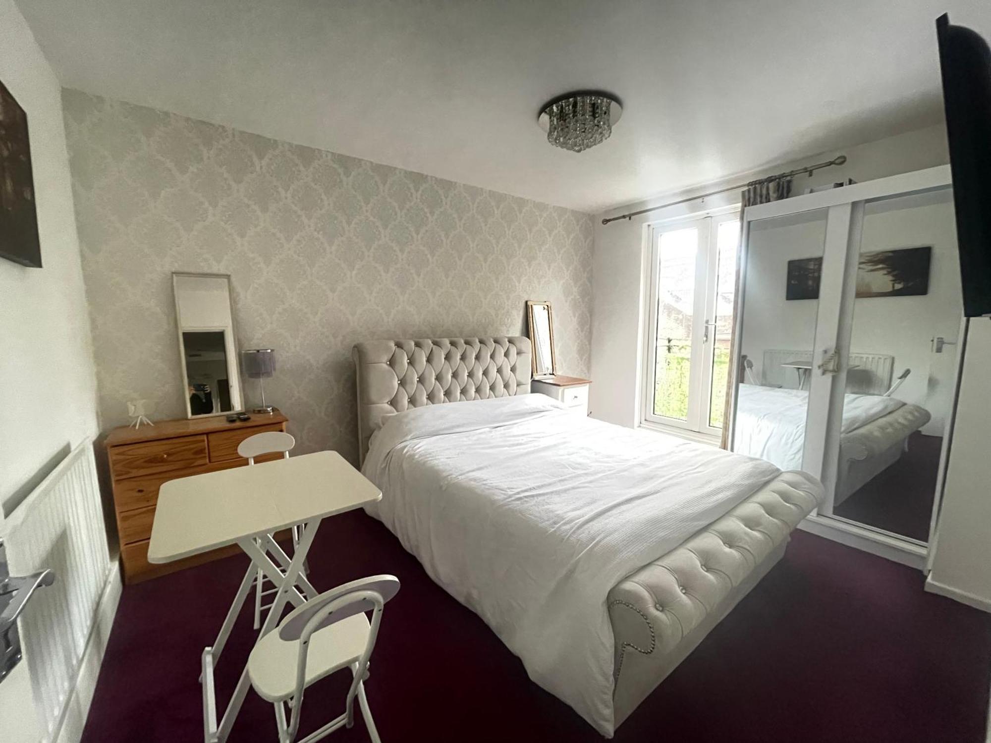 Room With King Size Bed And Shared Kitchen Raynes Park Extérieur photo