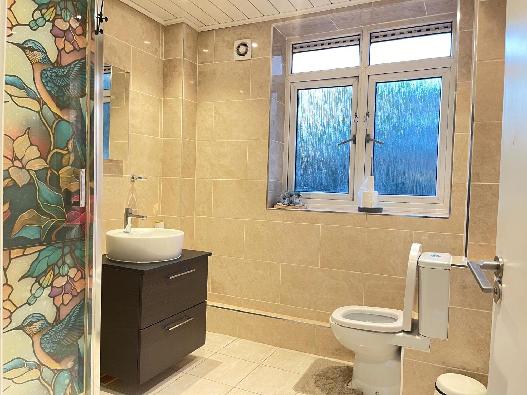 Room With King Size Bed And Shared Kitchen Raynes Park Extérieur photo