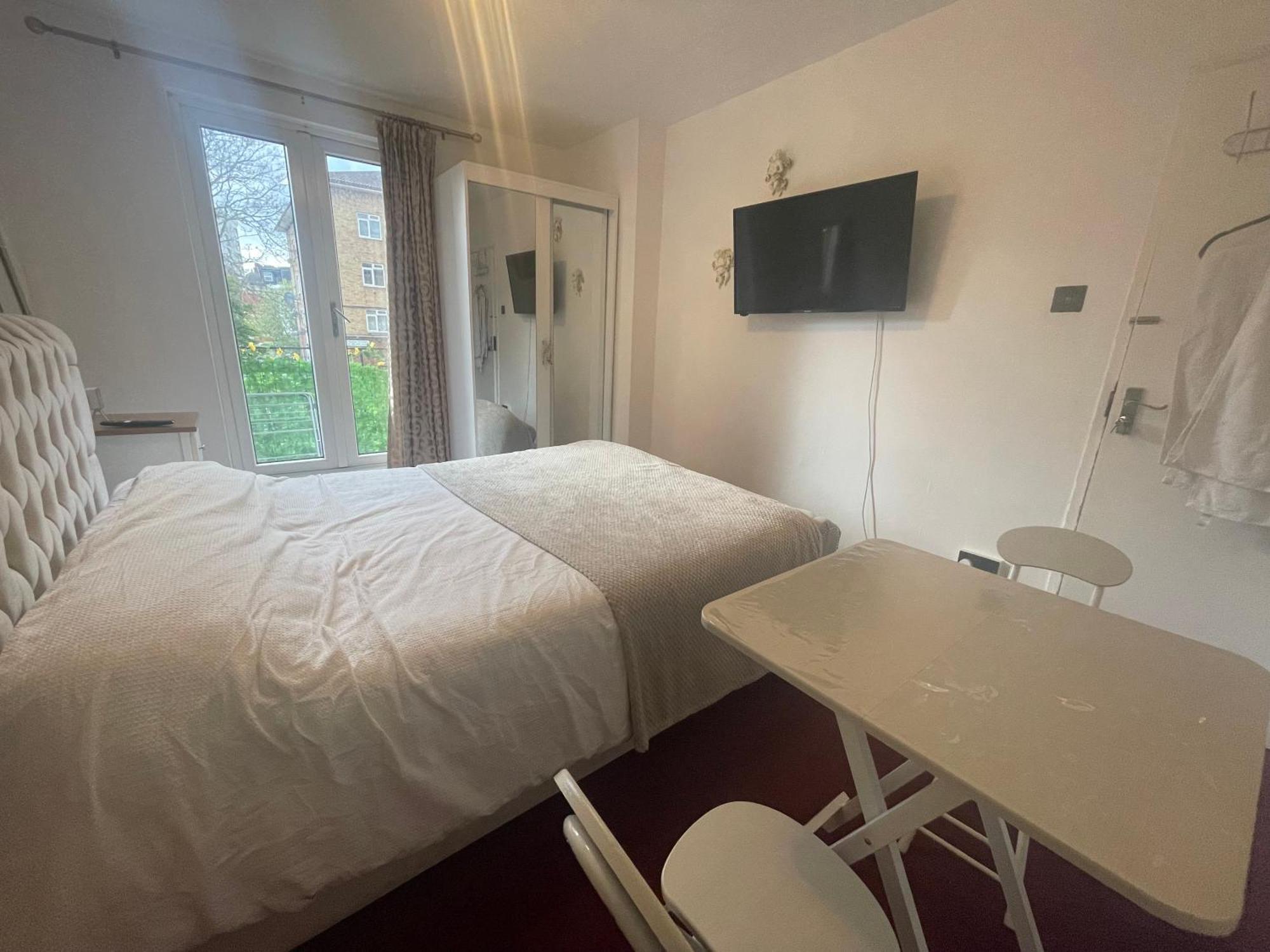 Room With King Size Bed And Shared Kitchen Raynes Park Extérieur photo