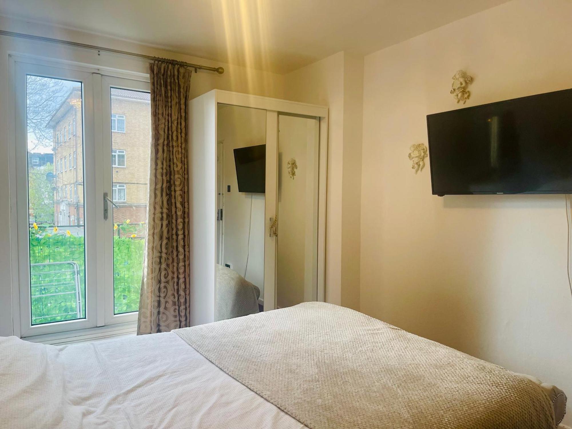 Room With King Size Bed And Shared Kitchen Raynes Park Extérieur photo